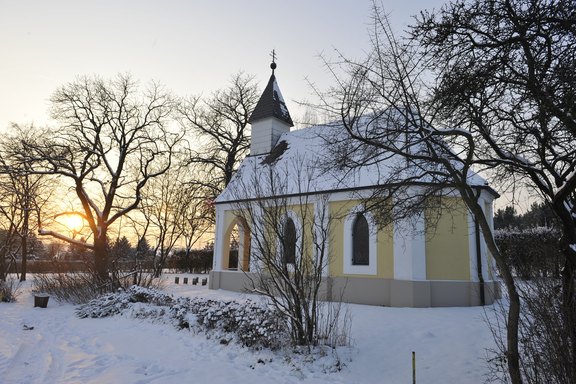 Kapelle mit Turm im Winter Schneelandschaft Kapelle mit Turm im Winter Schneelandschaft