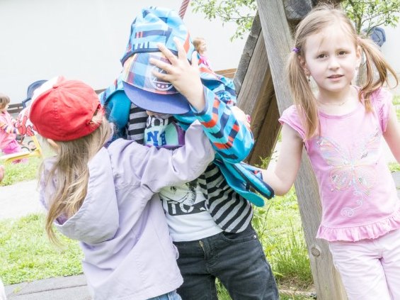 spielende Kinde am Spielplatz