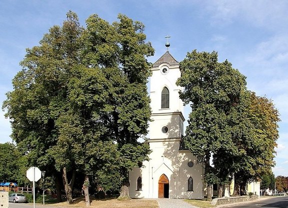 Kirche mit Turm und Bäumen ringsum